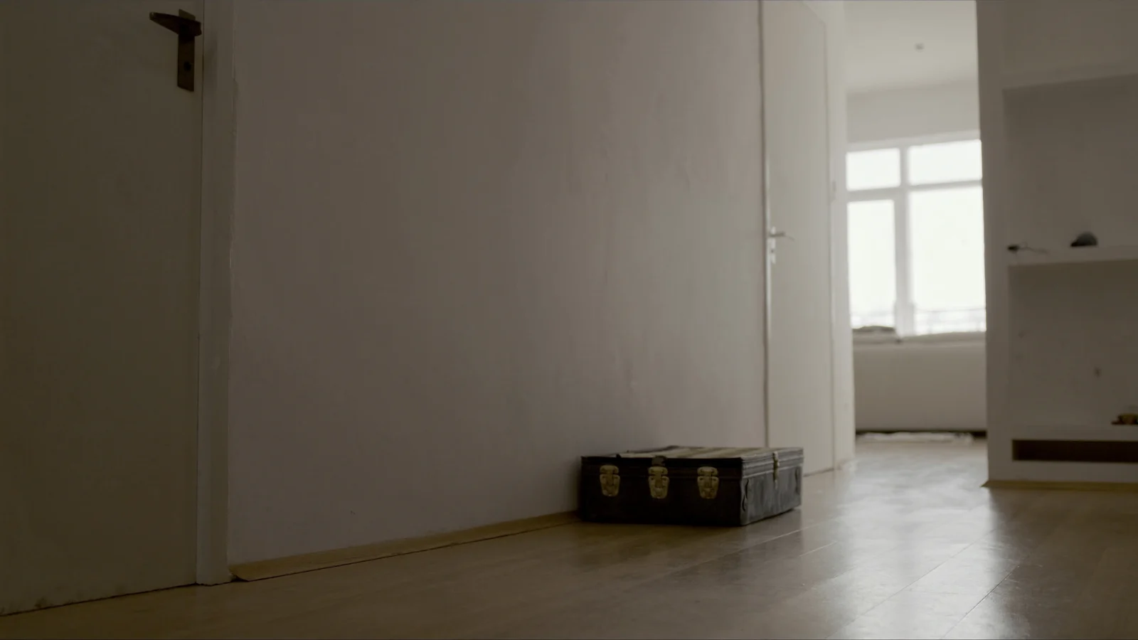 Mala de viagem no corredor de um apartamento
