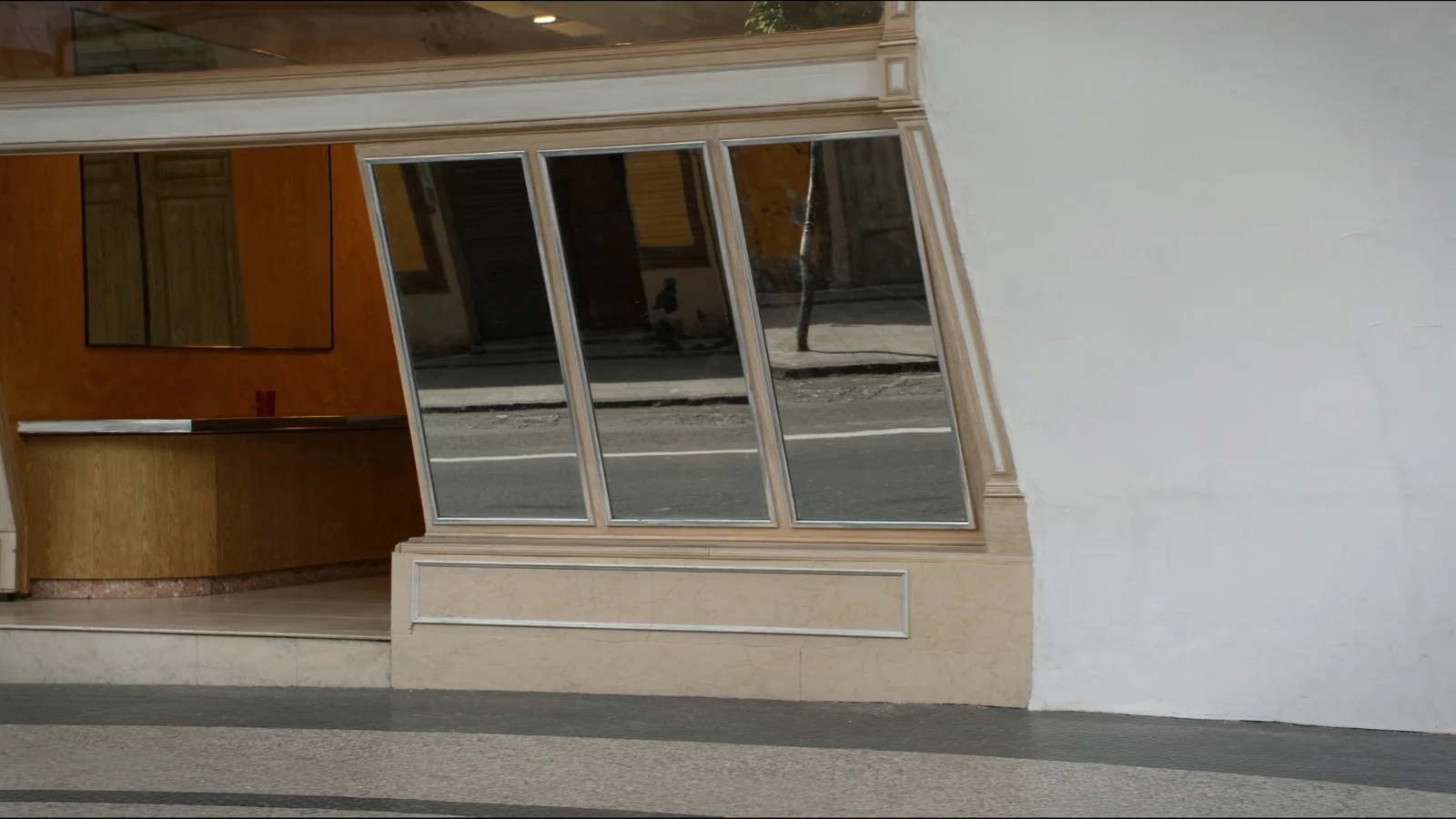 Loja comercial disponível em rua de médio movimento