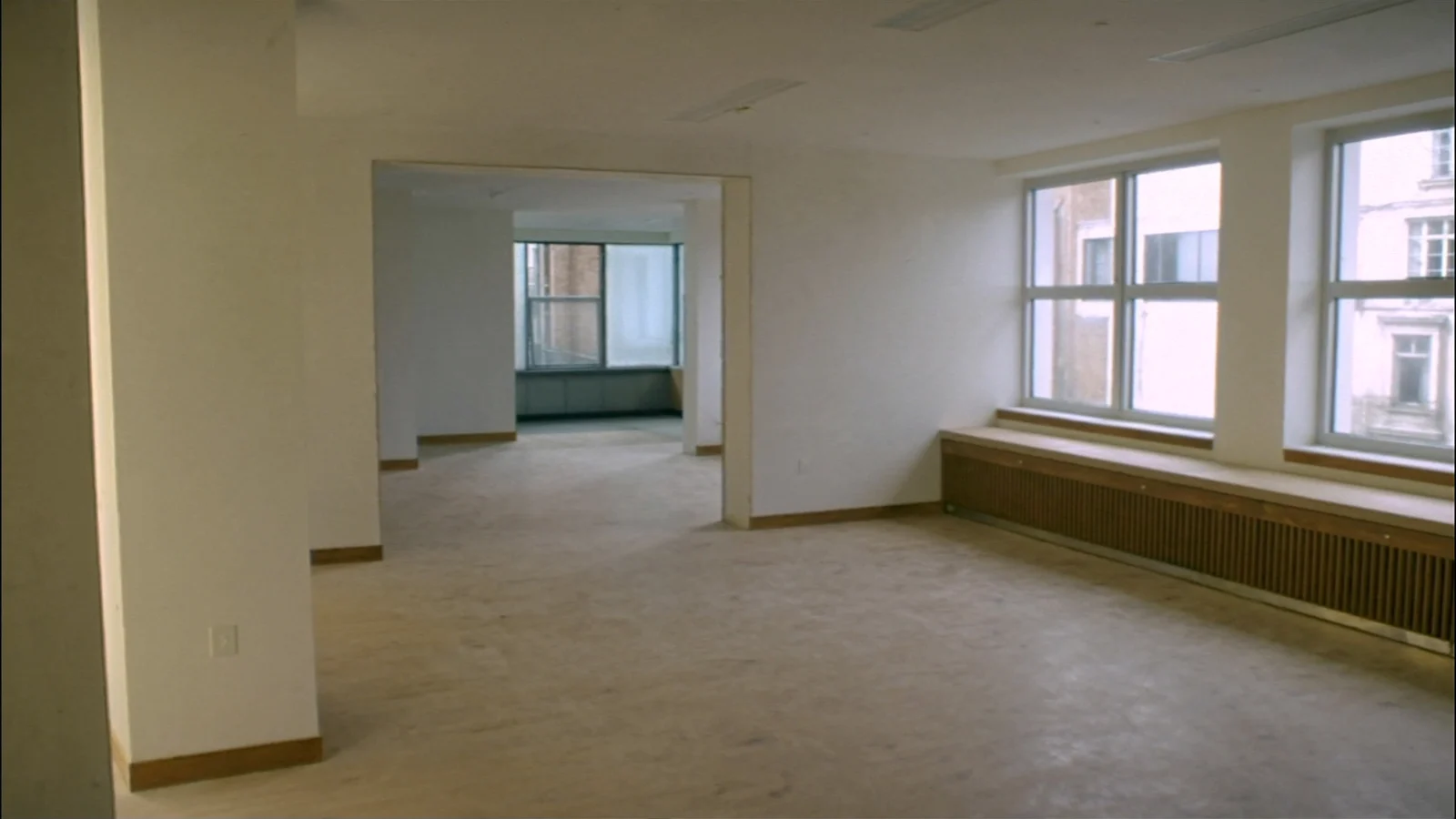 Sala comercial vazia pronta para novo inquilino