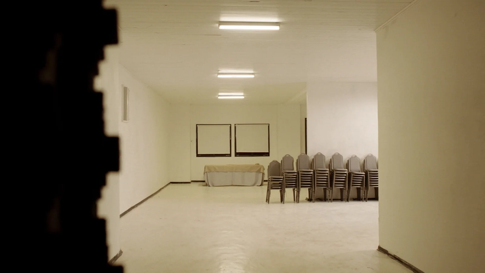 Salão preparado para assembleia de condomínio