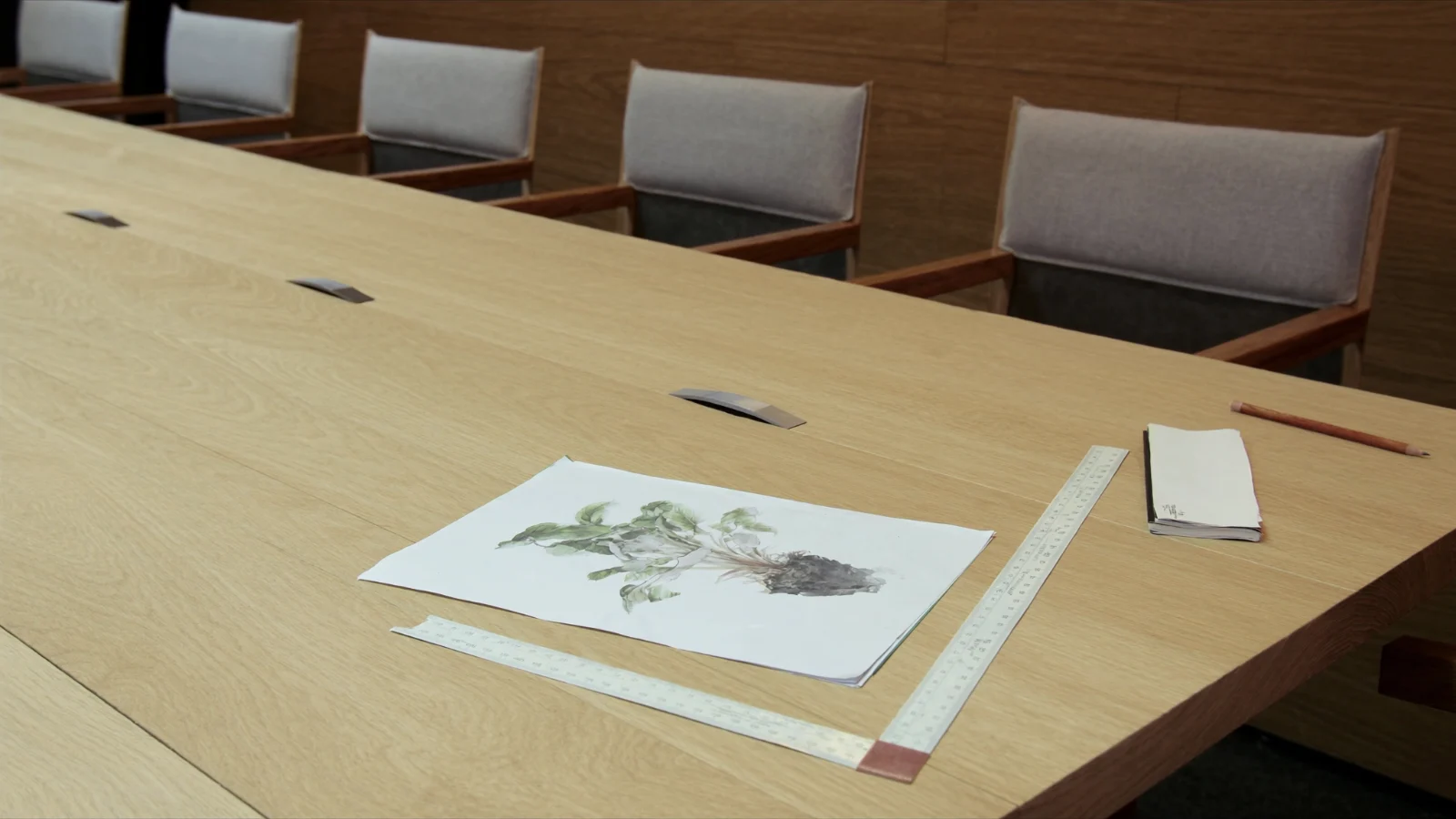 Planta arquitetônica e documentos do imóvel sobre a mesa