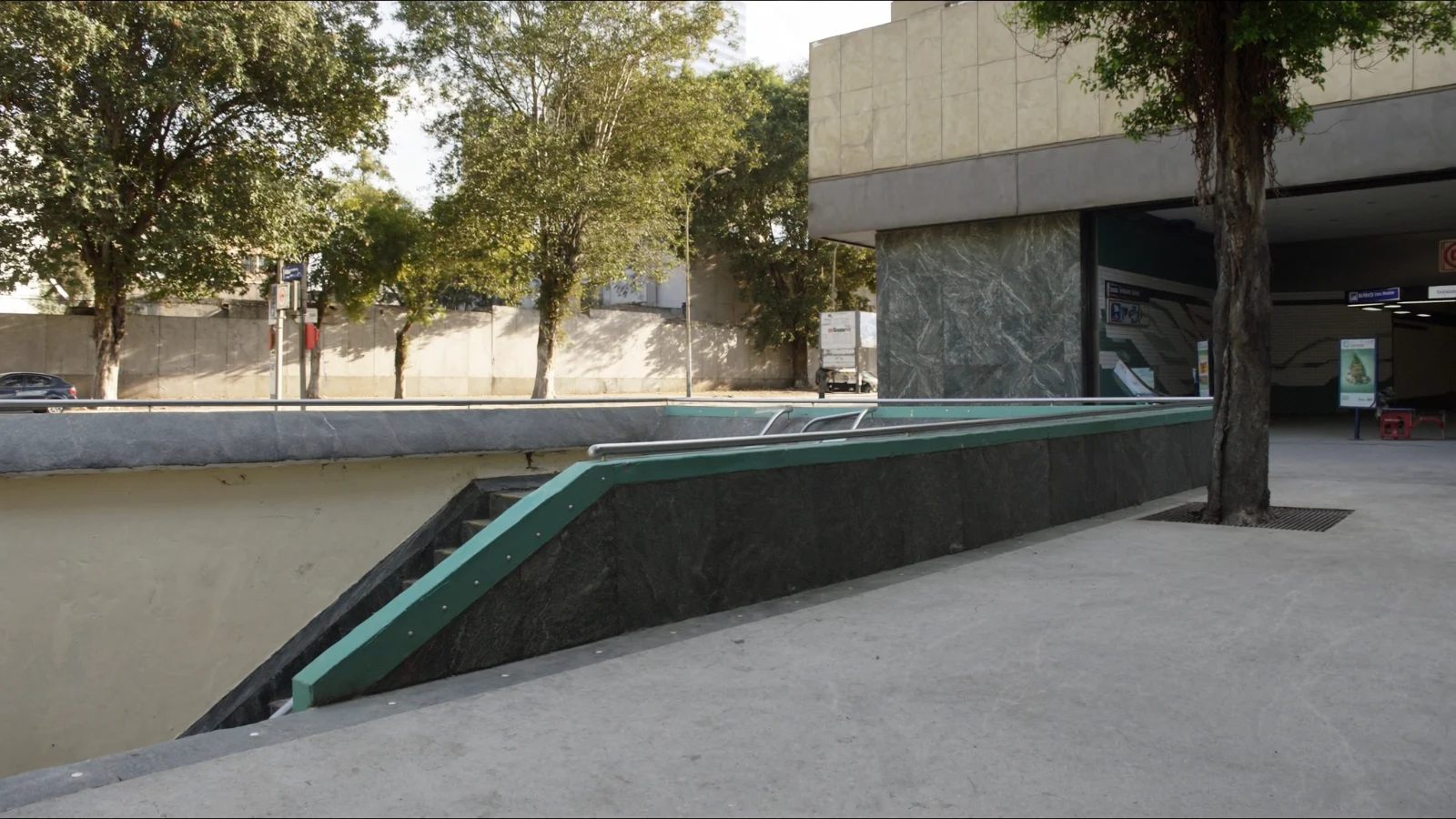 Entrada de estação de metrô em bairro residencial