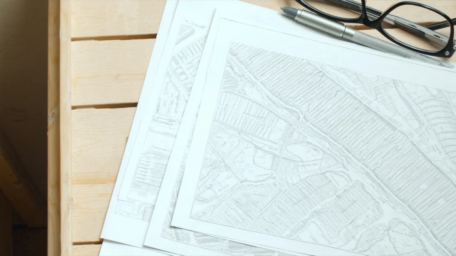 Mapa urbano sobre a mesa durante o planejamento da busca