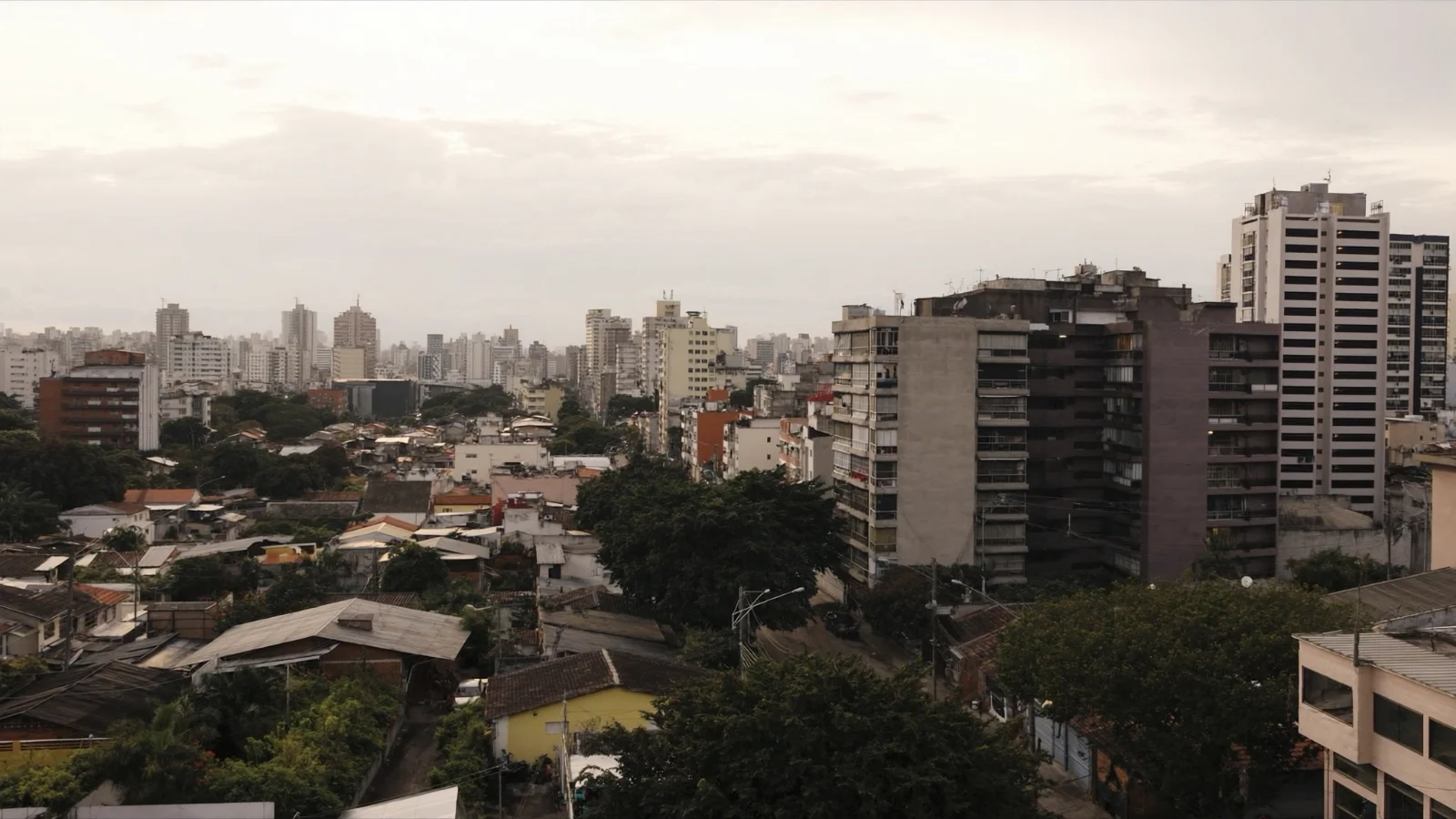 Fachada de prédio residencial acessível próximo ao transporte