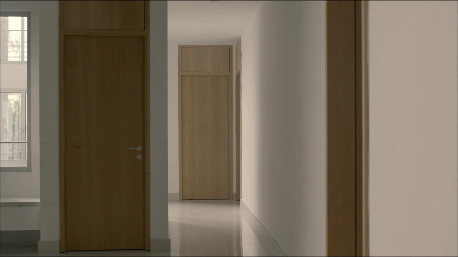 Corredor silencioso de edifício residencial