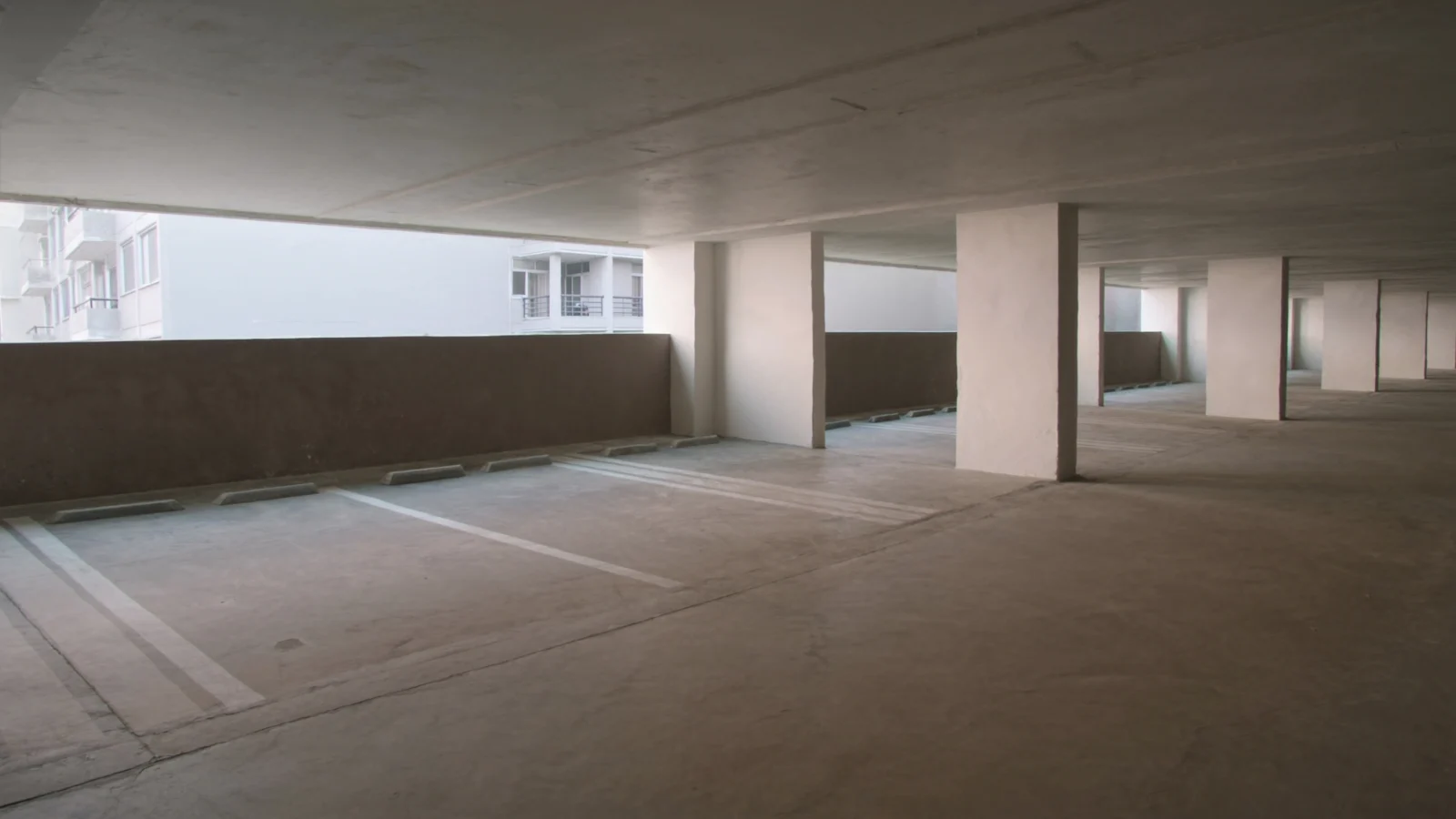 Garagem de condomínio com vagas demarcadas