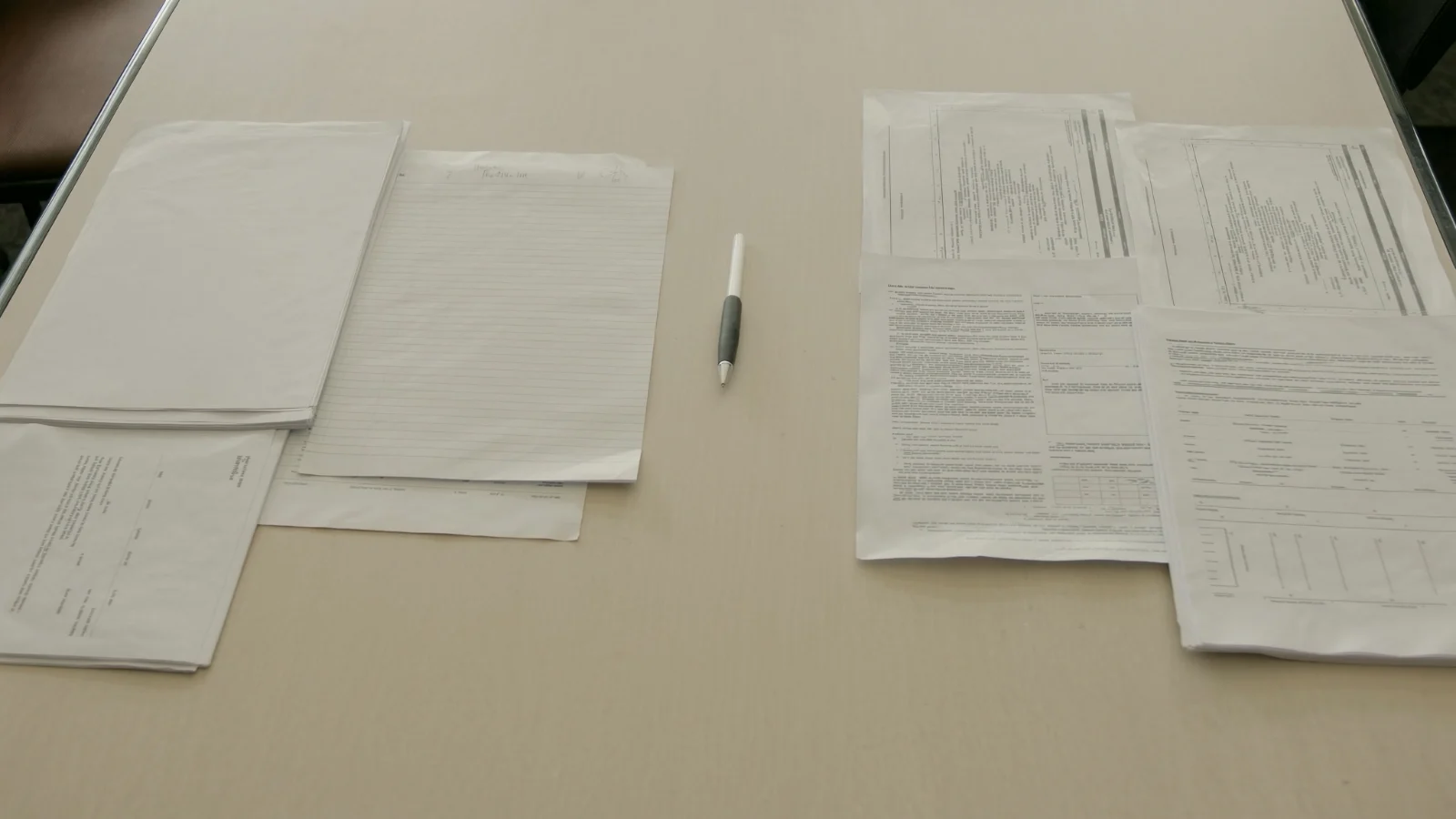 Documentos de financiamento de casal sobre a mesa