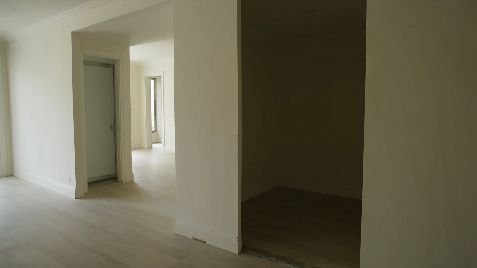 Sala de apartamento durante visita de avaliação