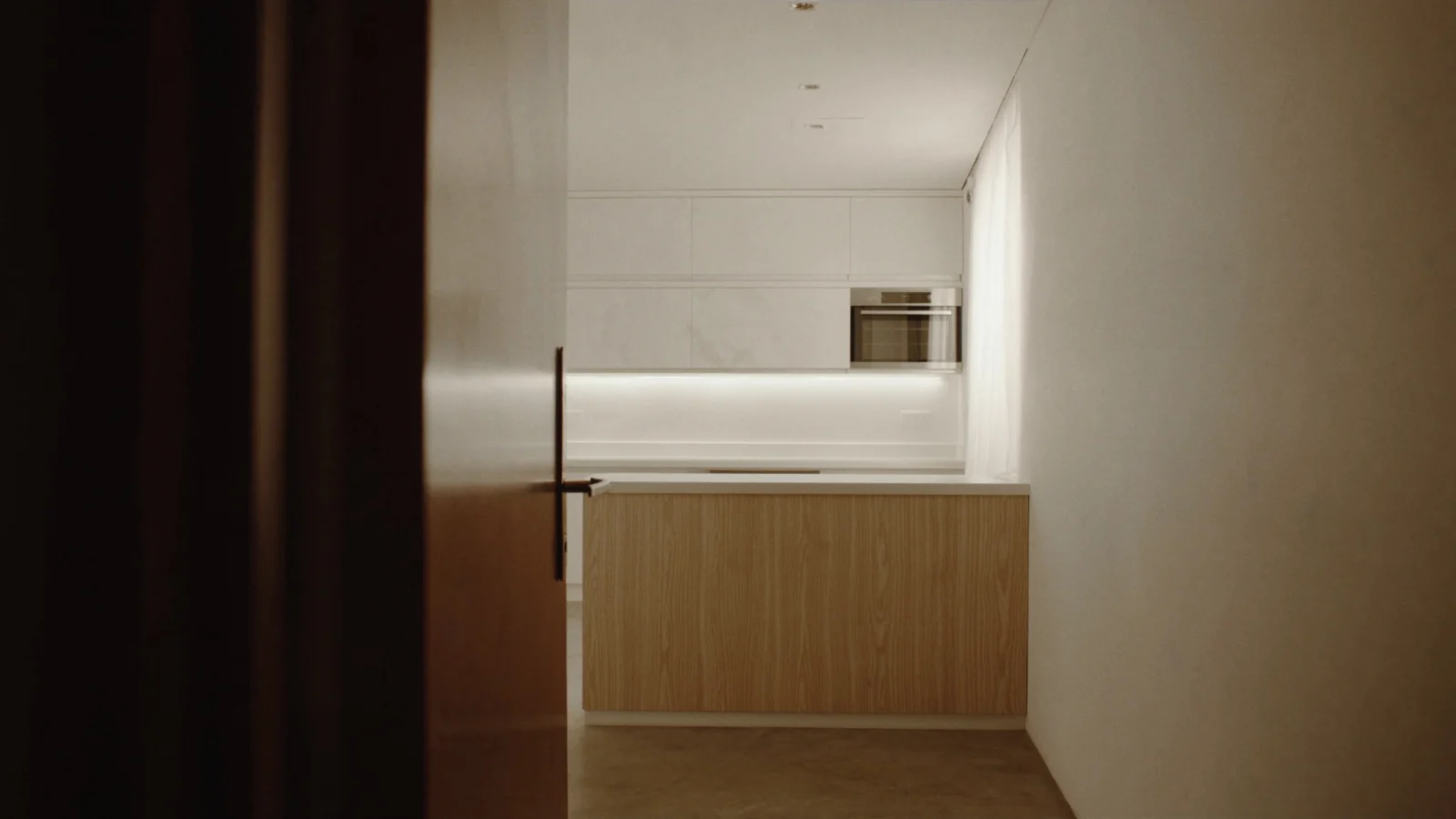 Cozinha limpa e organizada com bancada livre