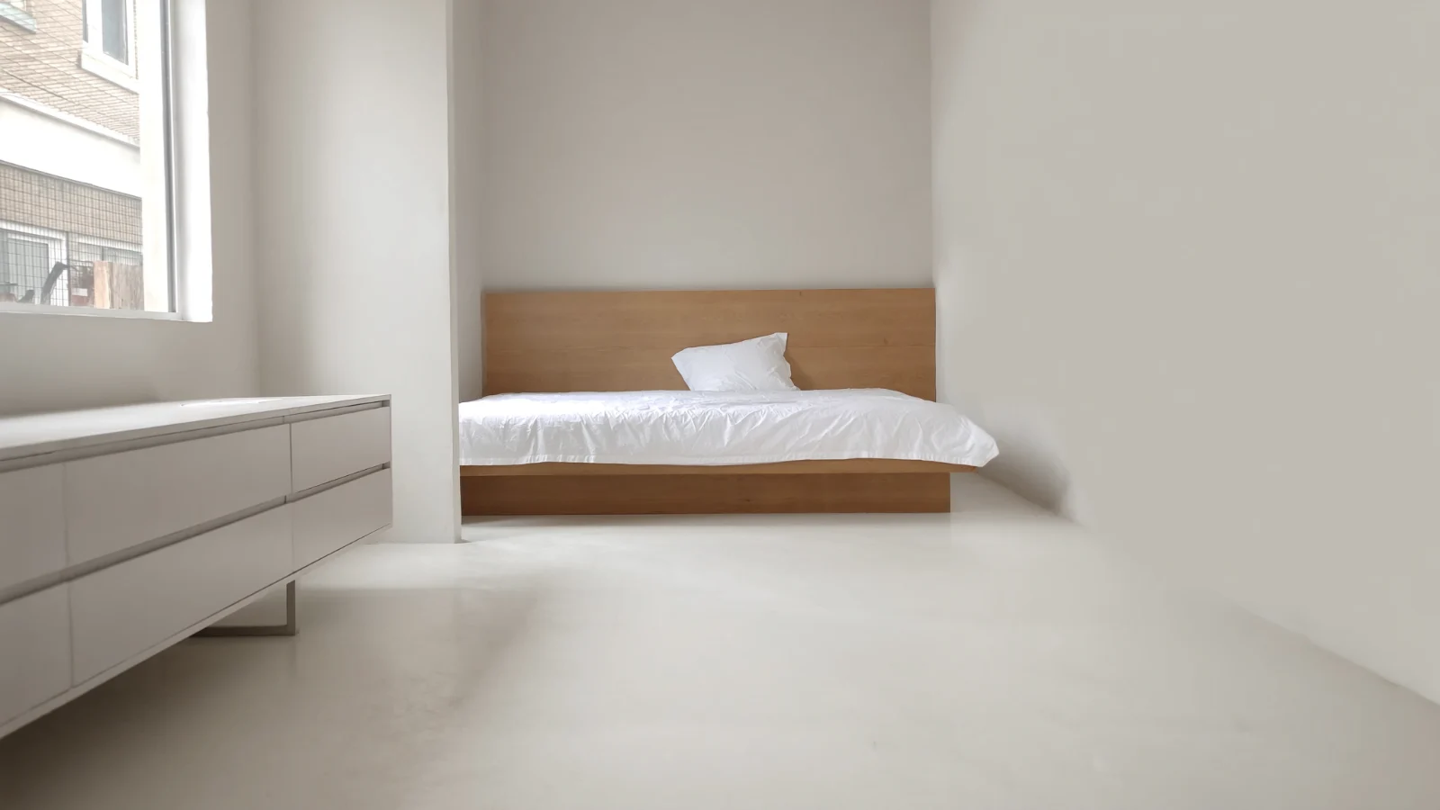 Quarto arrumado com roupa de cama neutra