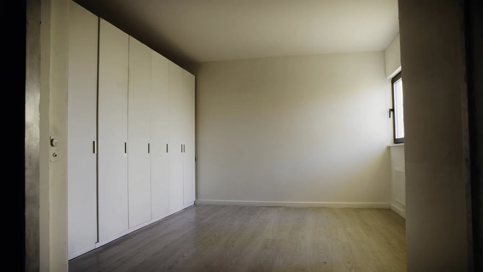 Ambiente neutro pronto para receber inquilino