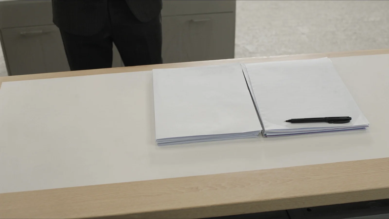 Contrato de locação e matrícula sobre a mesa