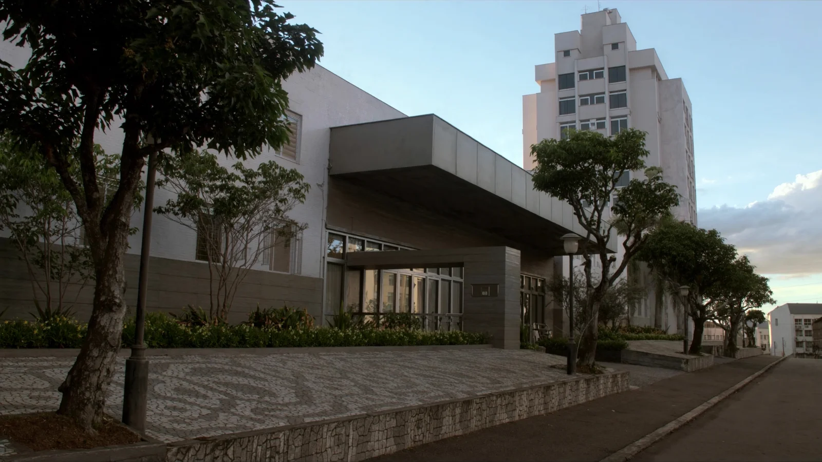 Prédio residencial com administração de condomínio ativa