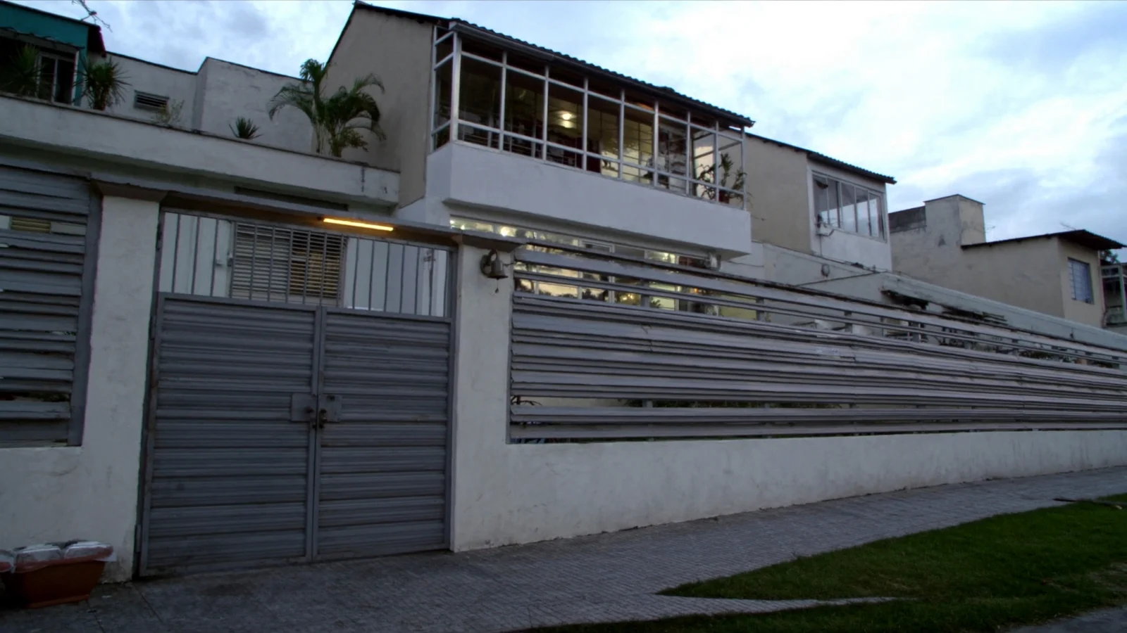 Casa residencial simples vista da rua