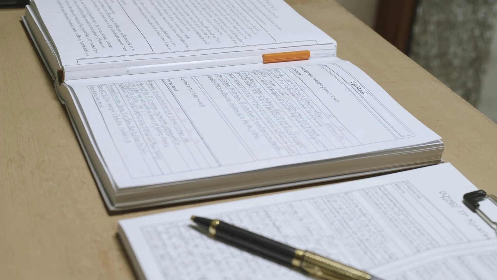 Documentos do imóvel organizados em pasta