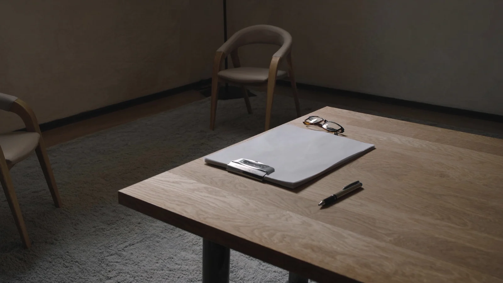 Documentos de análise de crédito sobre a mesa
