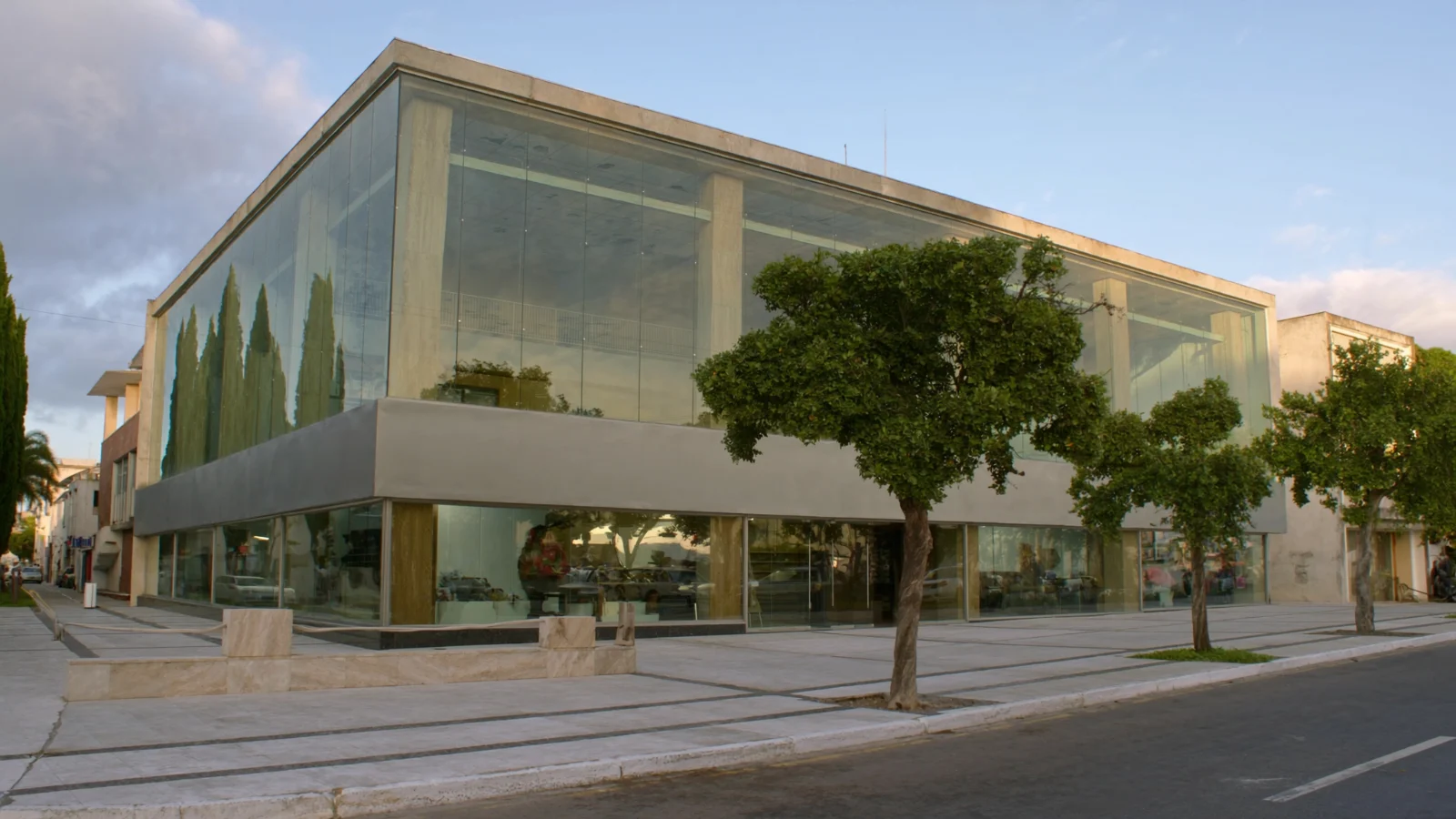 Fachada de agência bancária vista de fora