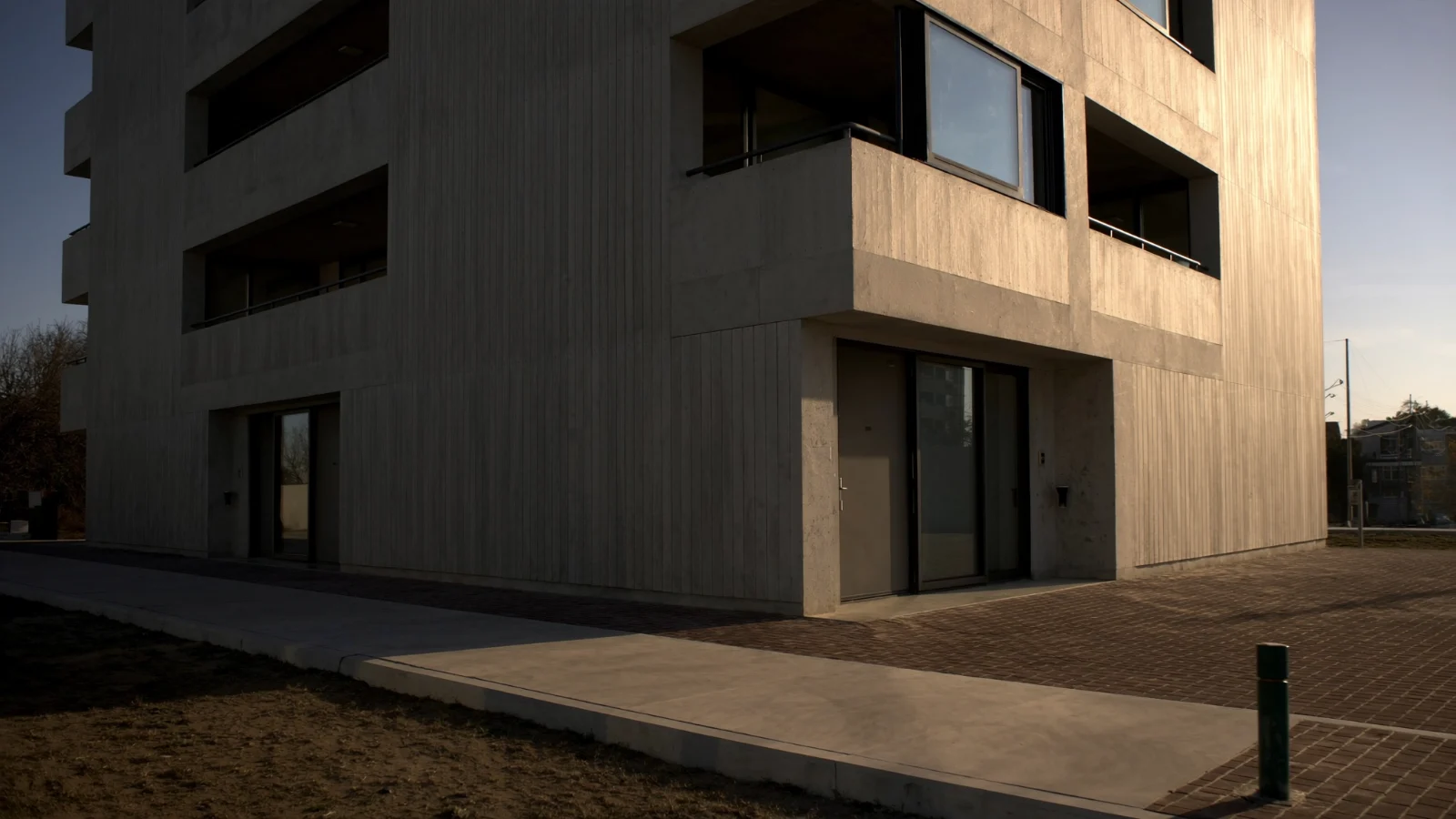 Prédio residencial recém-concluído pronto para entrega