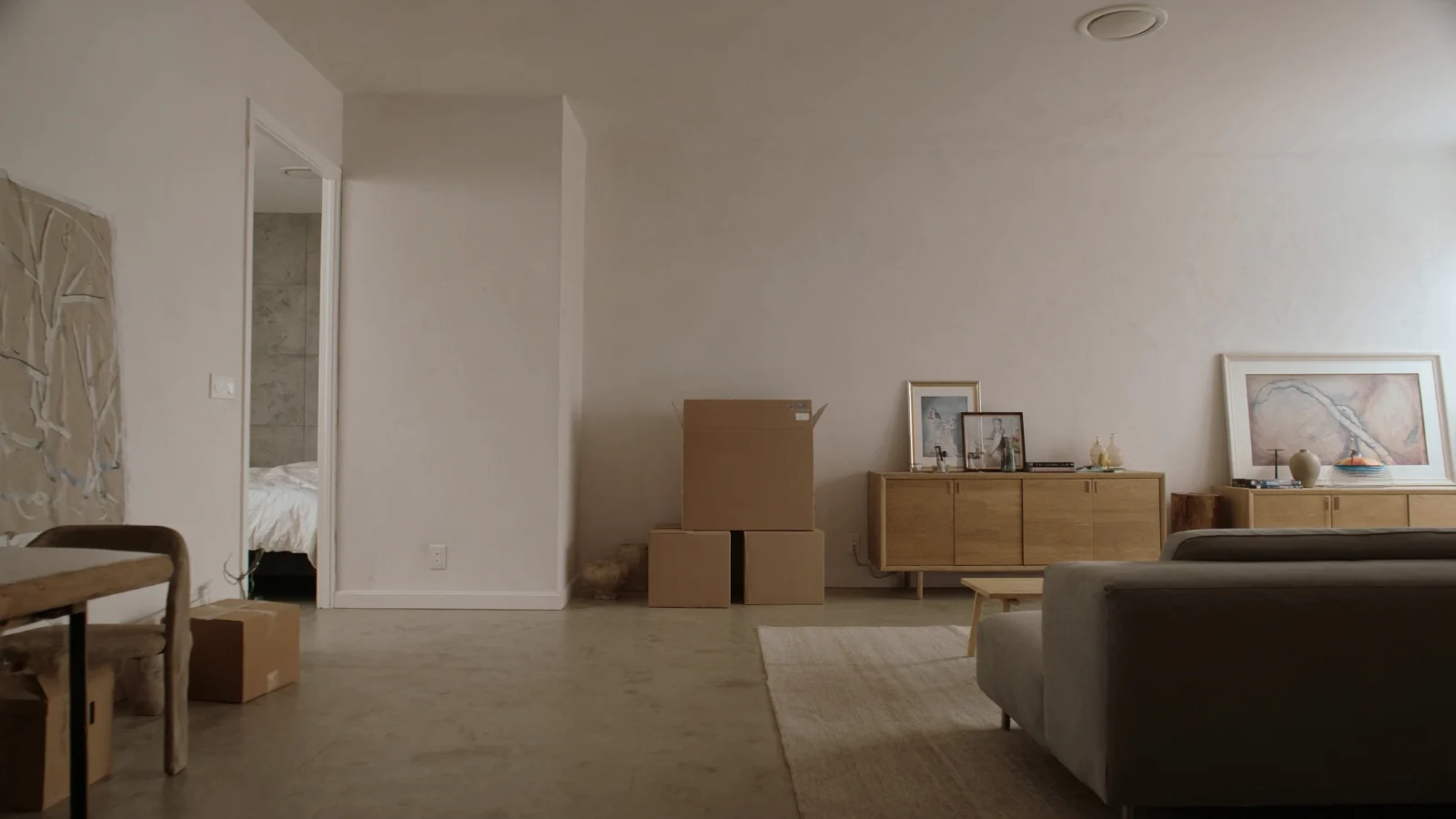 Sala de estar de apartamento em processo de mudança