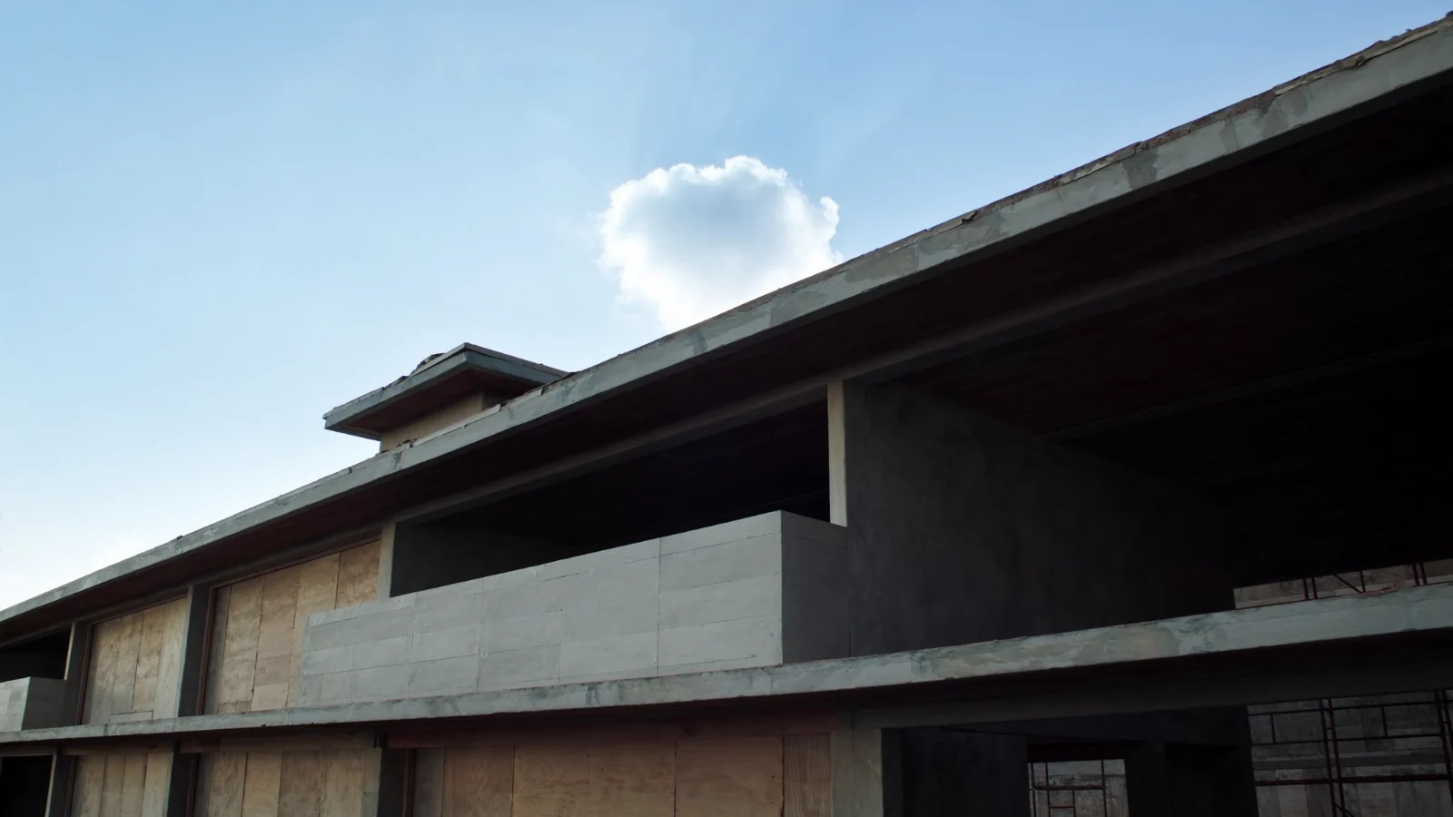 Canteiro de obras de empreendimento residencial em fase de construção