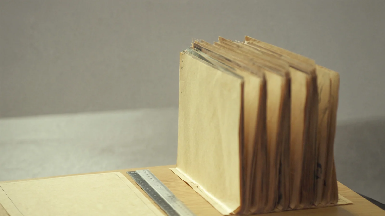 Documentos antigos de imóvel guardados em pasta