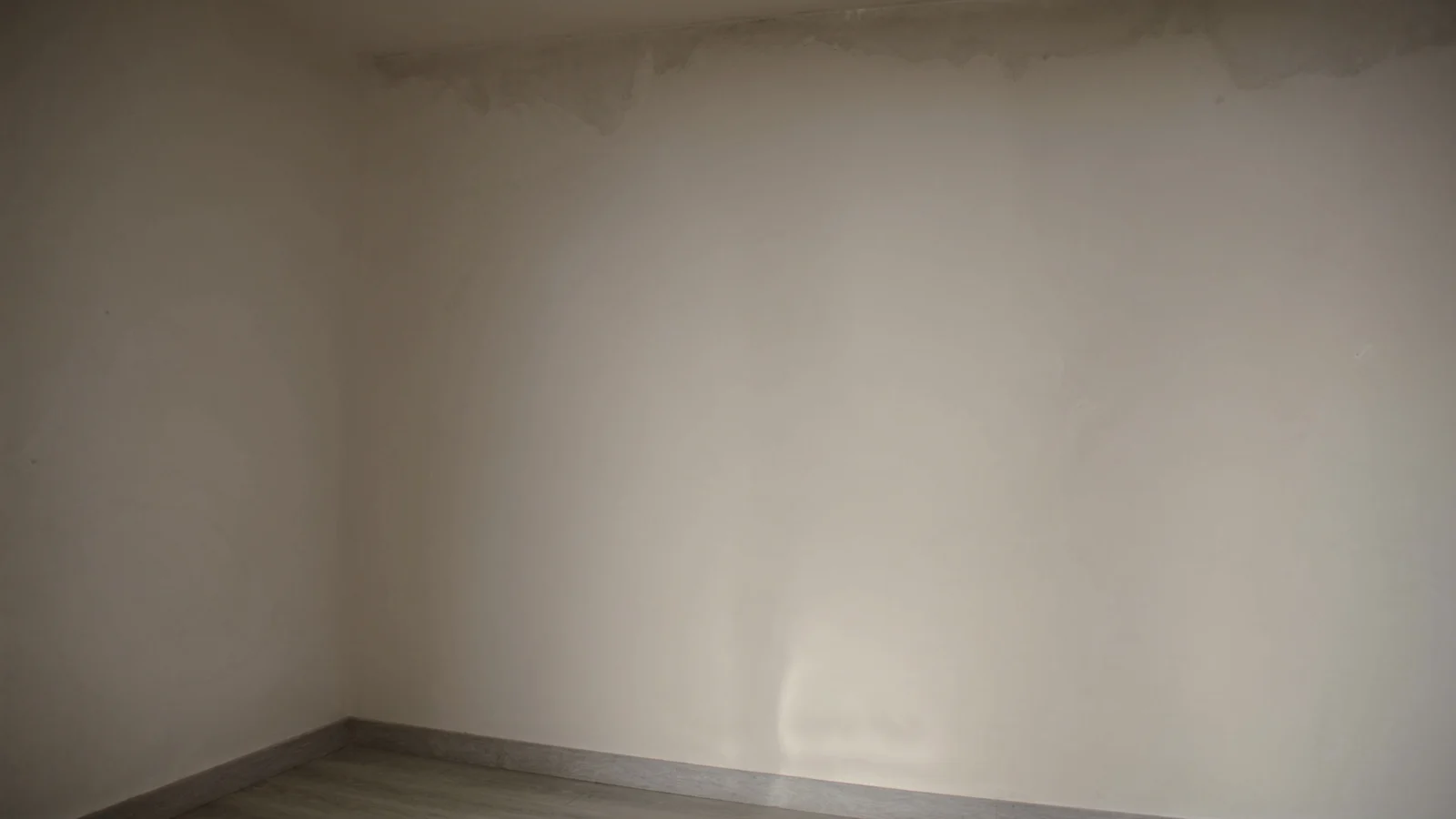 Mancha de umidade em parede interna de apartamento