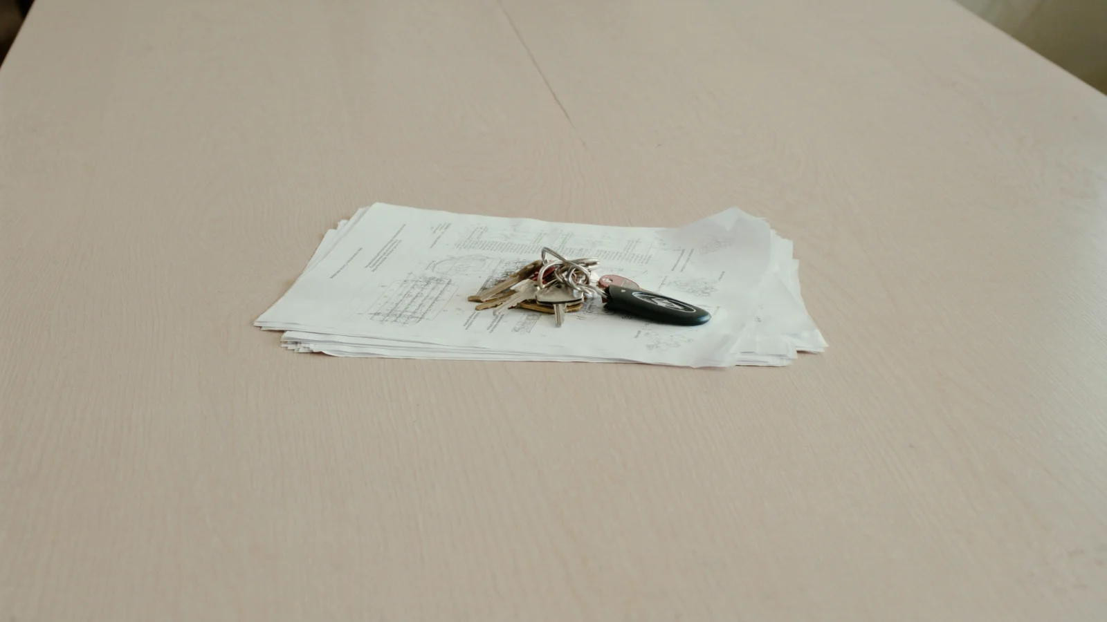 Chaves de imóvel sobre contrato de locação encerrado