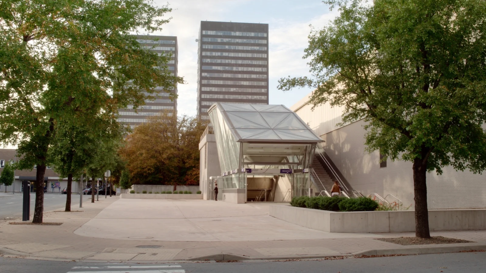 Entrada de estação de metrô que integra duas linhas