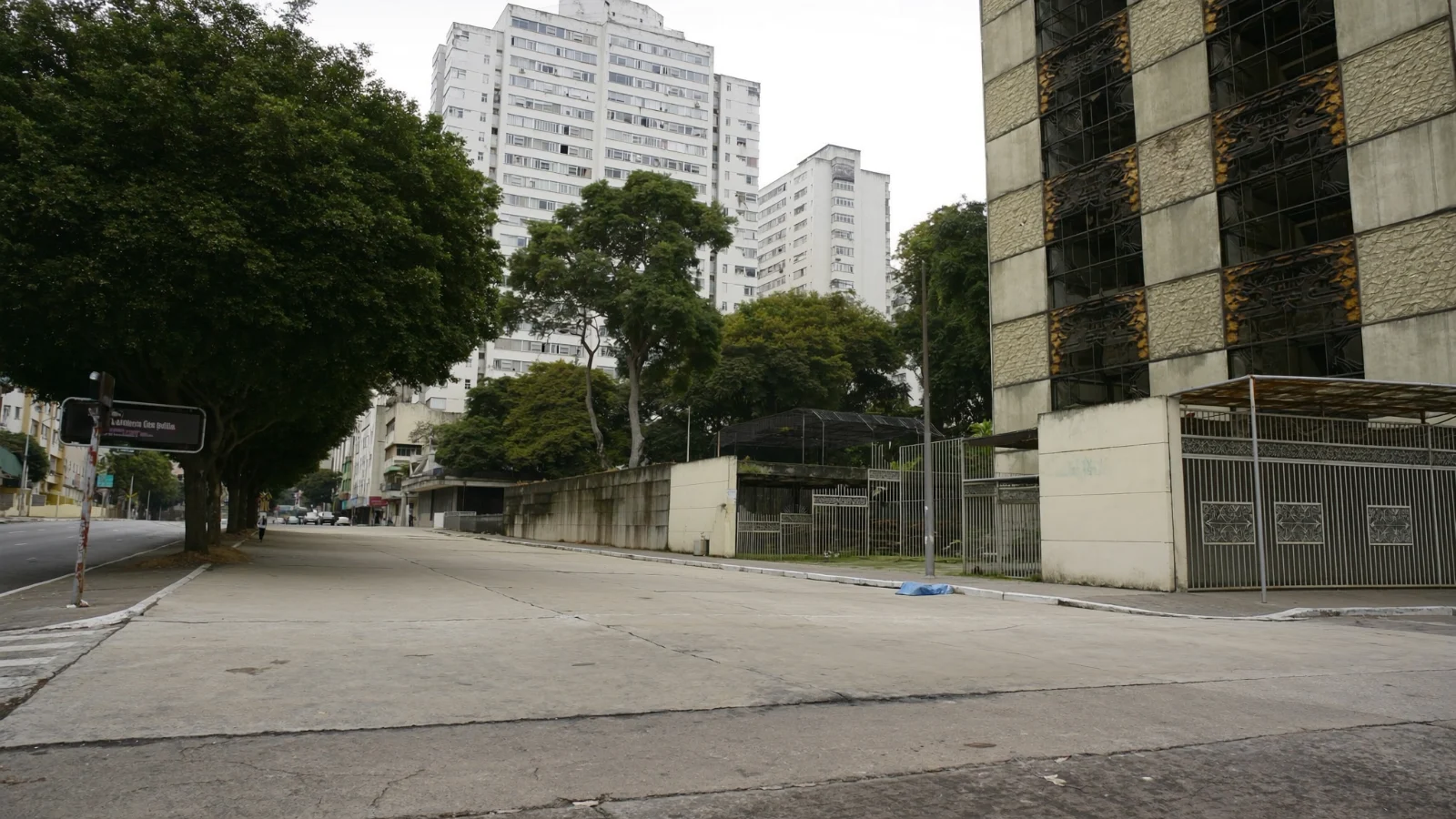Rua arborizada com prédios residenciais na Vila Clementino