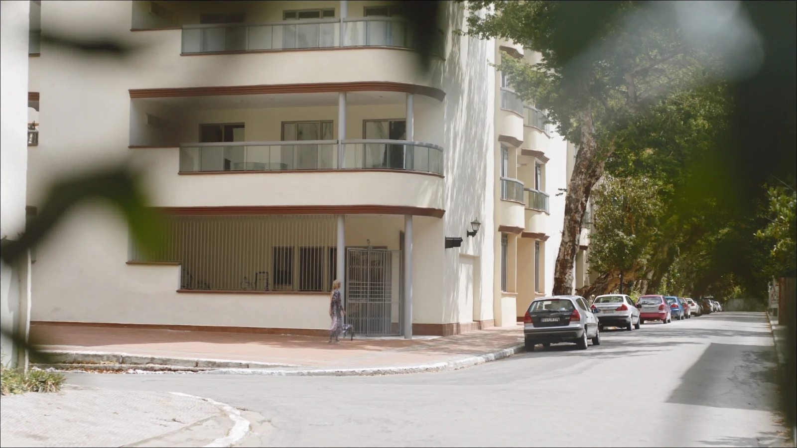 Edifício residencial de médio padrão em rua tranquila da região