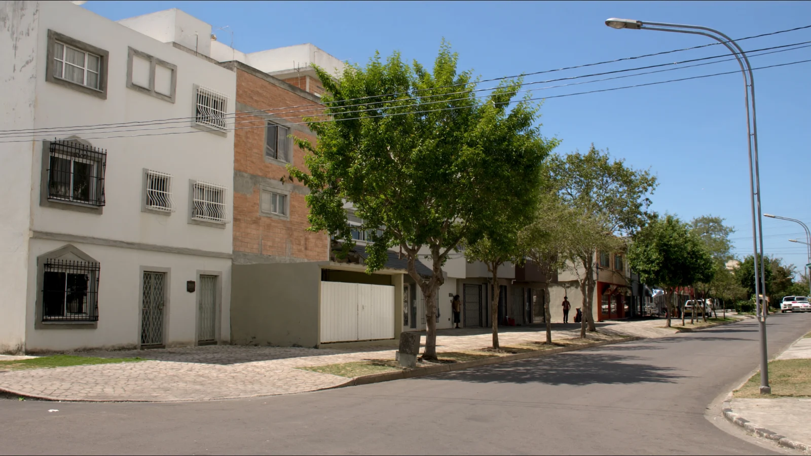 Rua residencial da Vila Mariana com prédios de médio porte