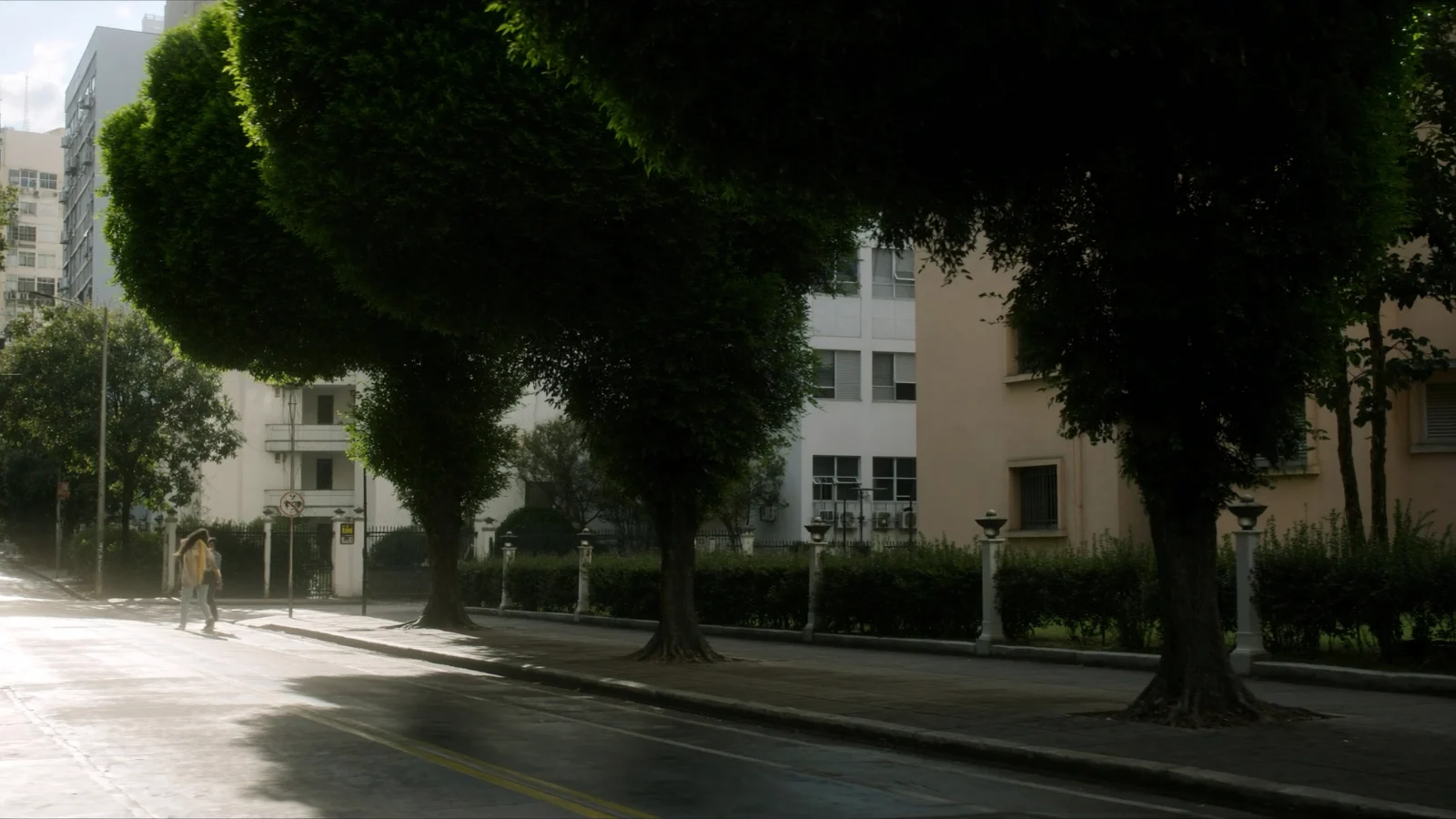 Rua residencial arborizada no Brooklin