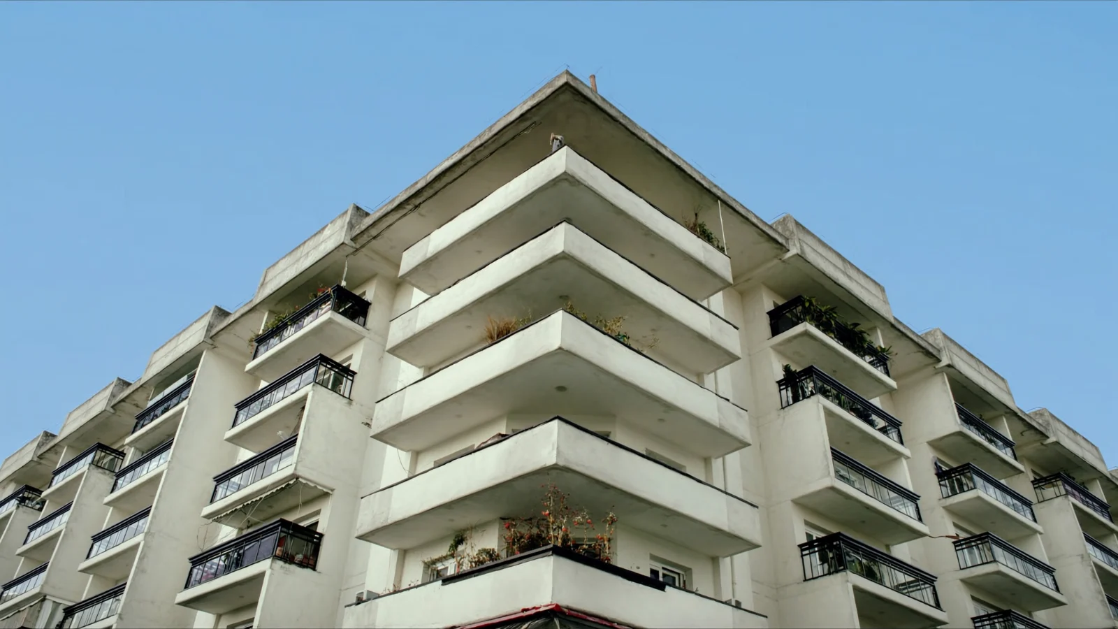 Fachada de edifício residencial de padrão médio-alto no bairro