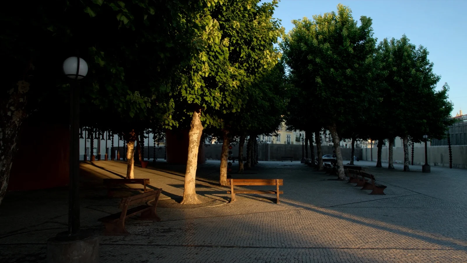 Praça arborizada usada pelos moradores da região