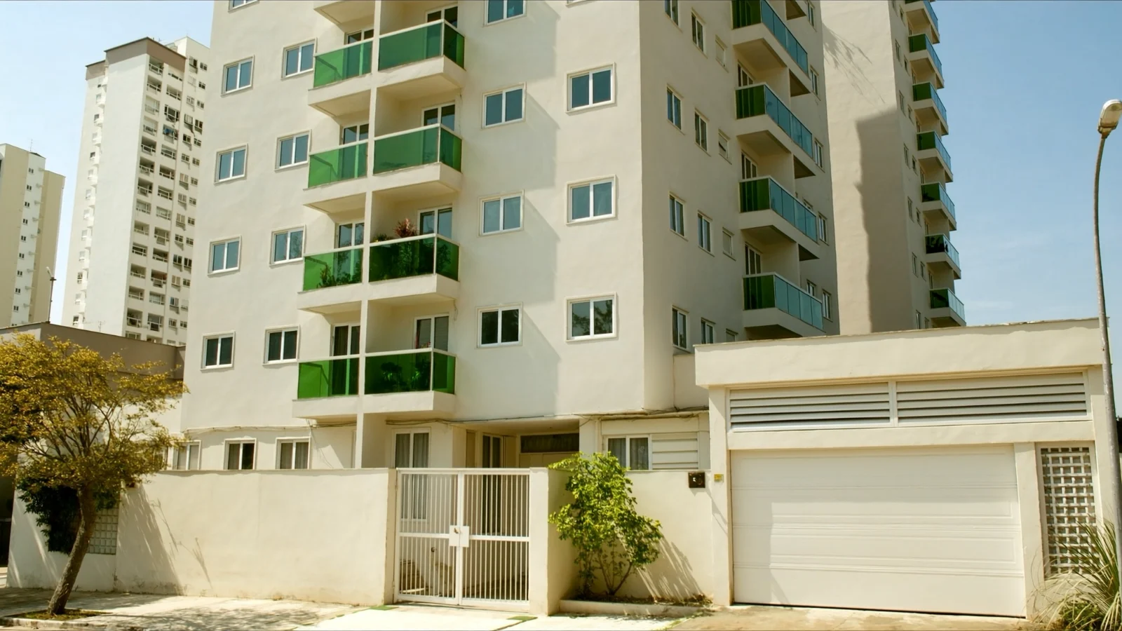 Fachada de prédio residencial de médio padrão próximo ao metrô