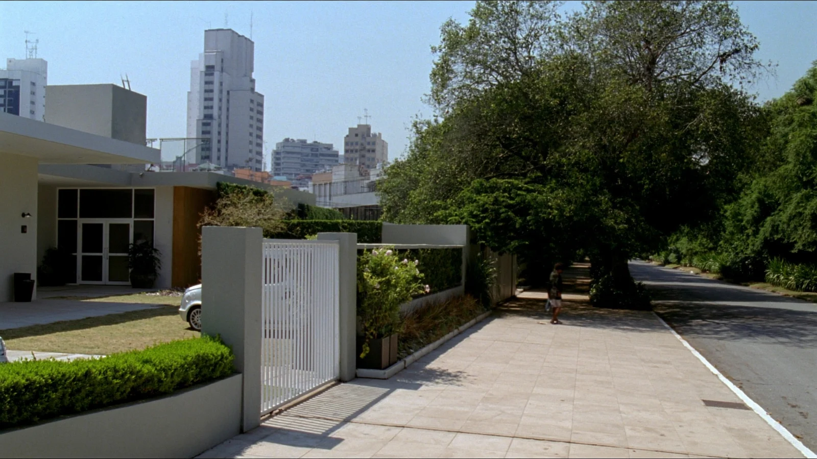 Rua residencial arborizada no Itaim Bibi, próxima a edifícios corporativos