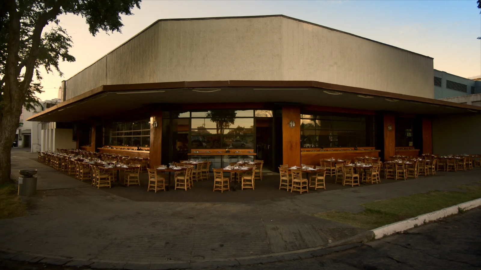 Restaurante de rua movimentado, típico da vida gastronômica local