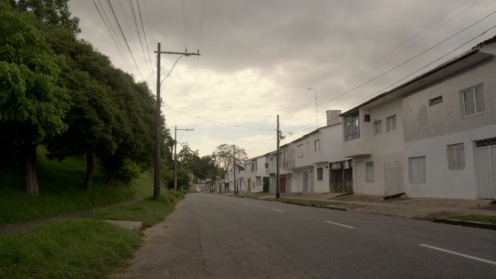 Rua residencial tranquila com prédios de médio porte no Jabaquara