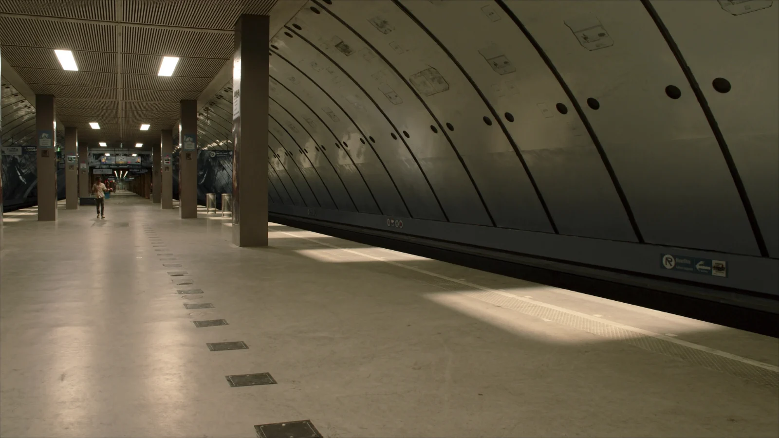 Plataforma de estação de metrô em terminal da zona sul
