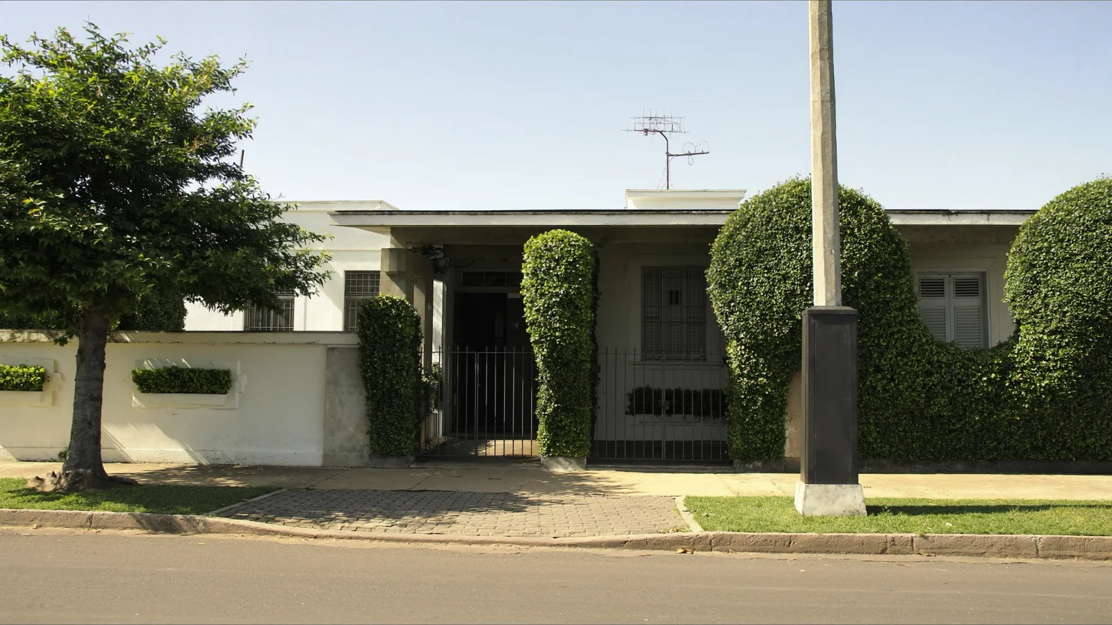 Casa térrea antiga bem conservada com jardim frontal