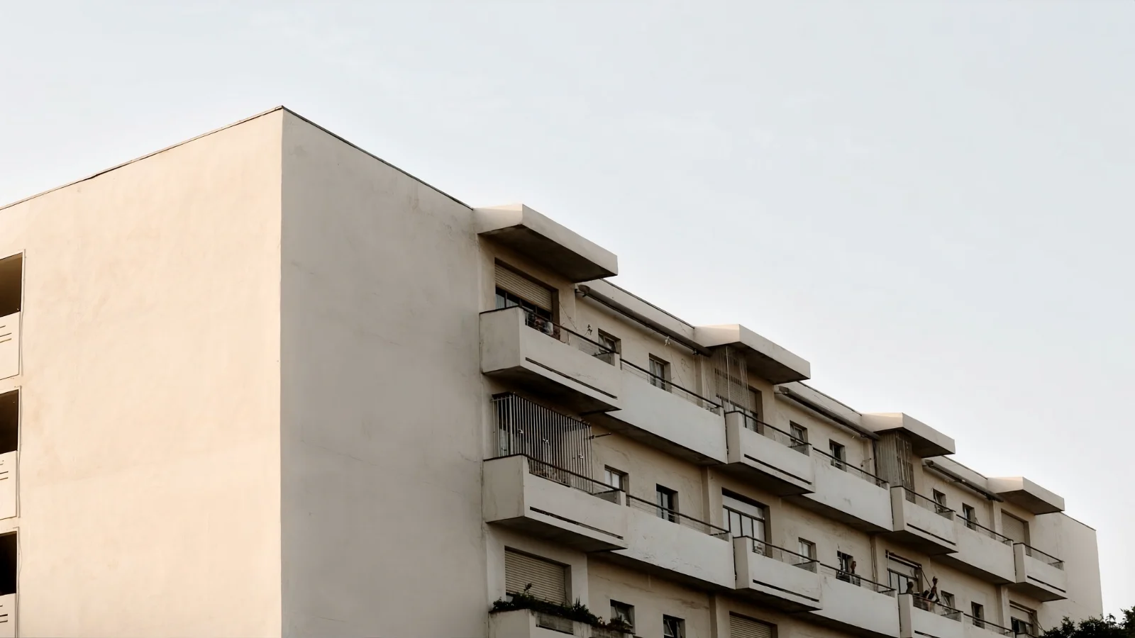 Fachada de prédio residencial de perfil familiar