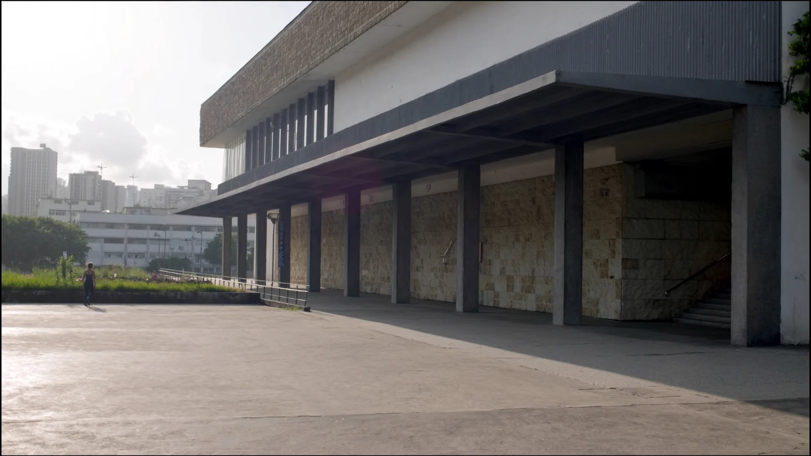 Fachada de shopping center integrado a estação de metrô