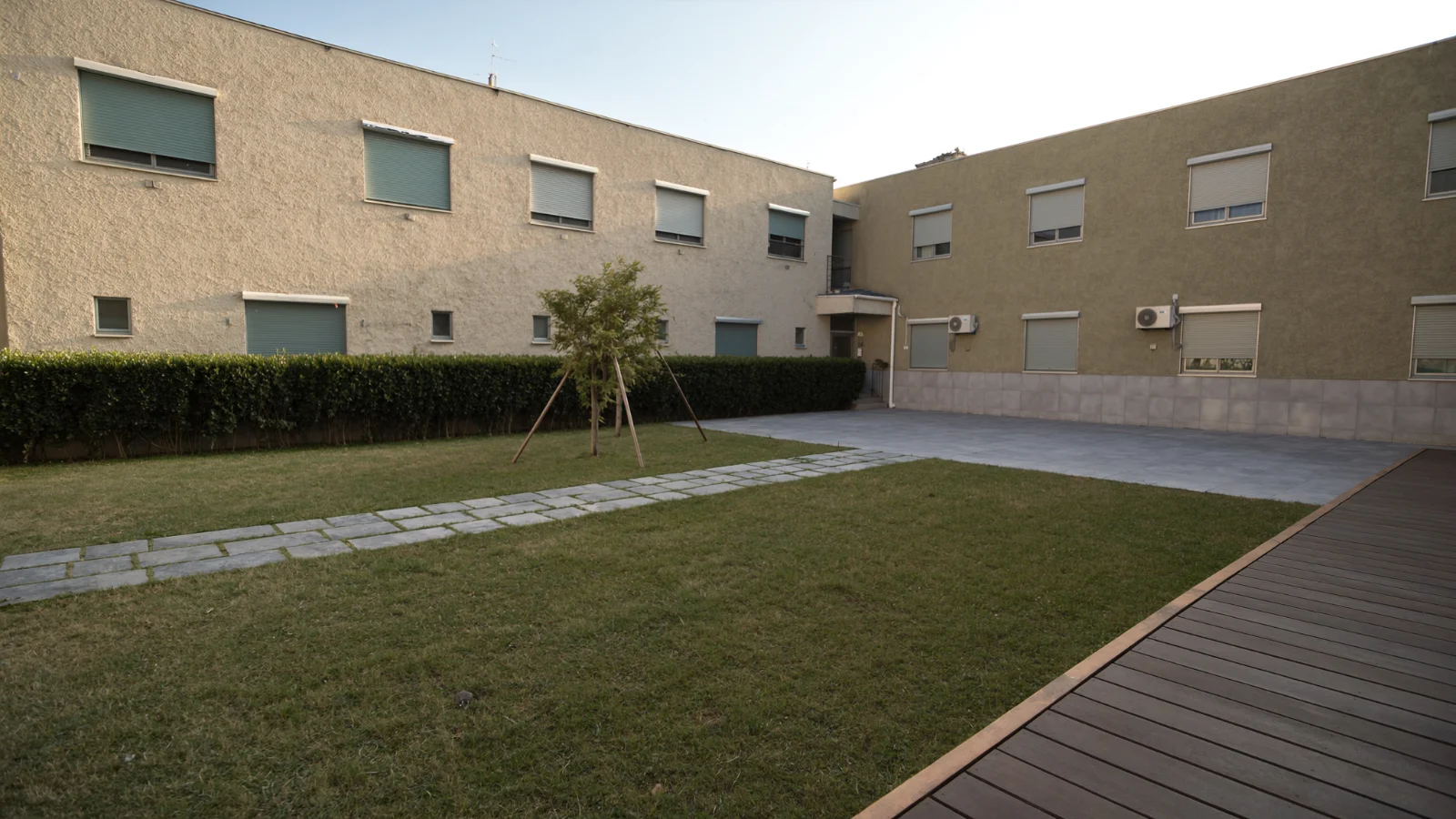 Área comum de condomínio residencial com espaço verde