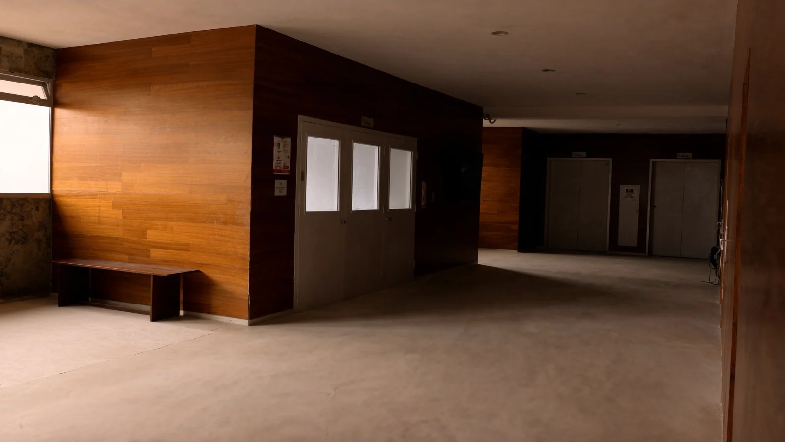 Corredor de acesso a um edifício residencial