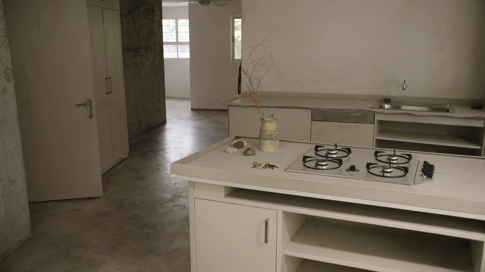 Chaves entregues sobre a bancada de um apartamento