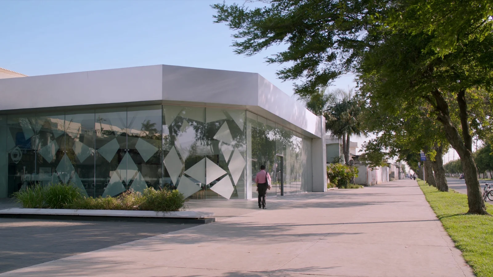 Fachada de agência bancária moderna
