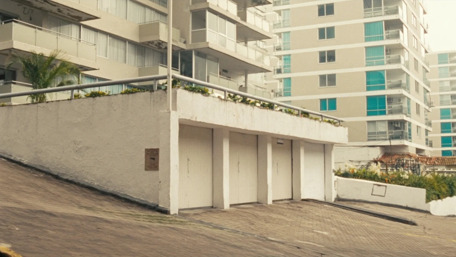Apartamento financiado disponível para locação, com placa de aluguel
