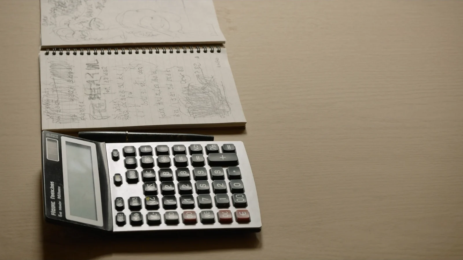 Planejamento de orçamento familiar sobre a mesa