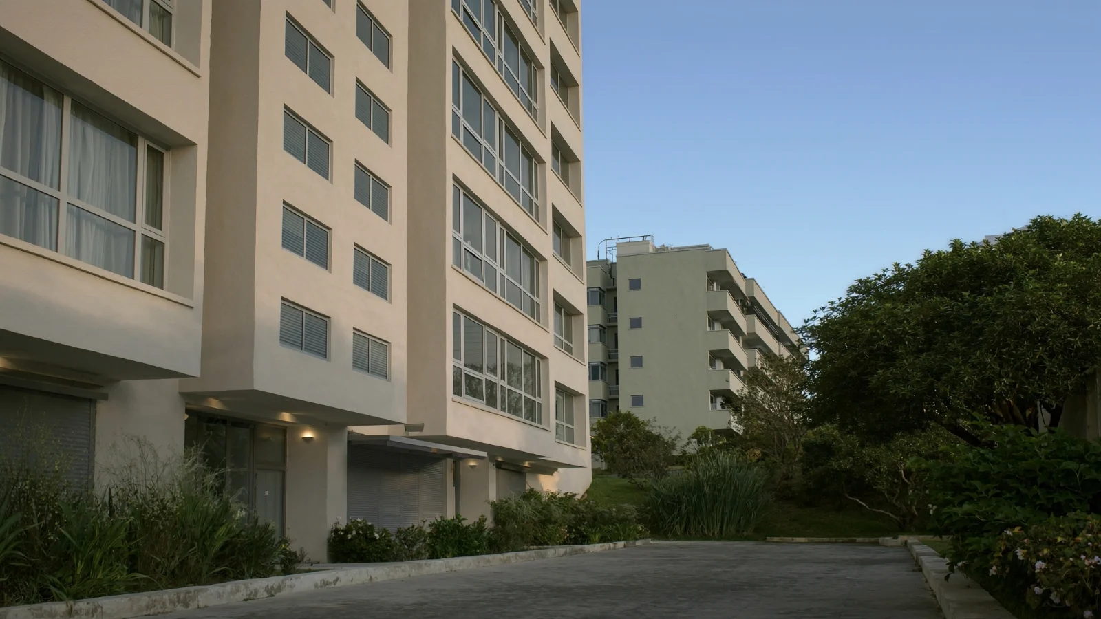 Prédio residencial visto da rua ao amanhecer