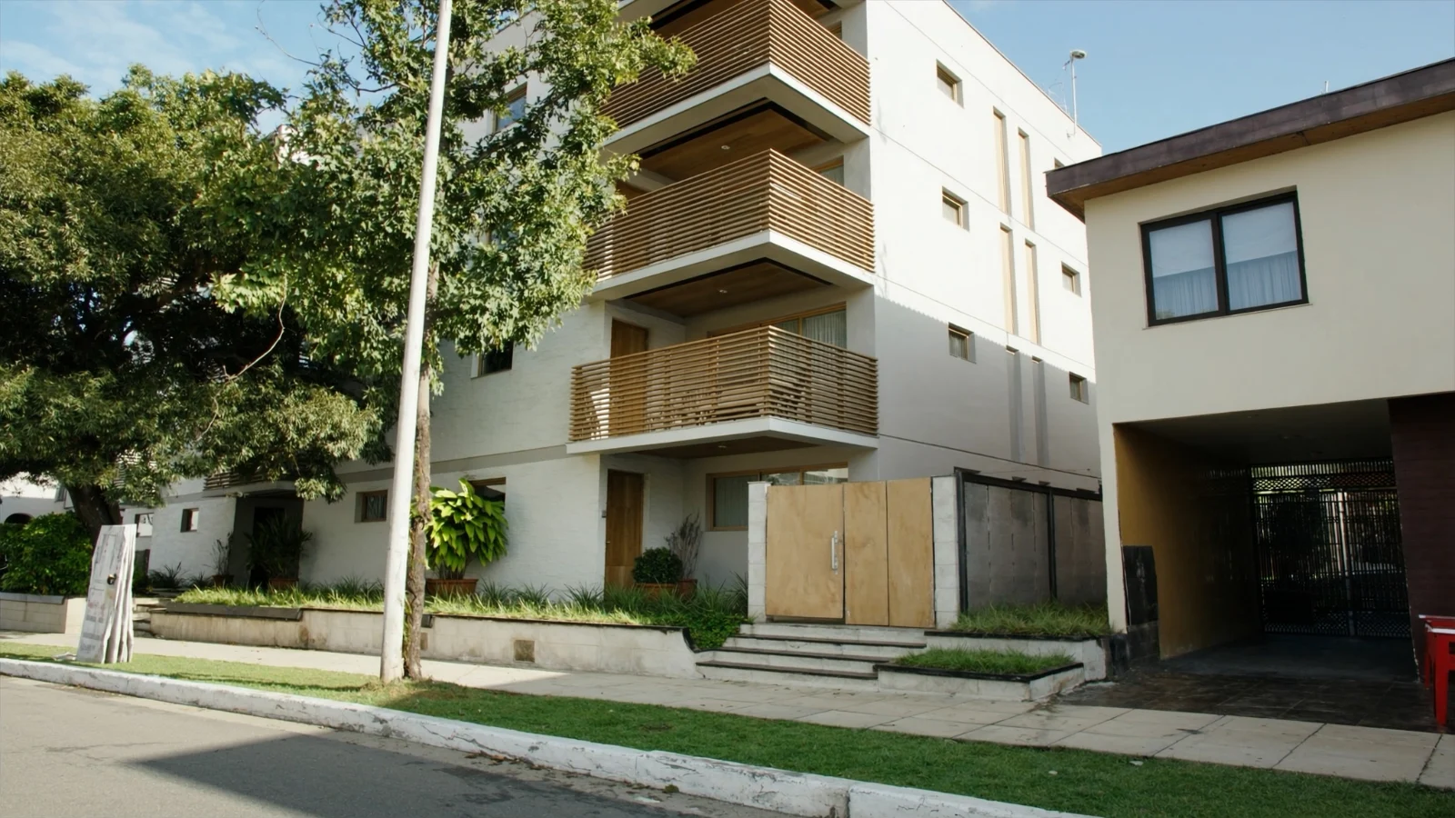 Imóvel residencial com placa de venda recém-colocada
